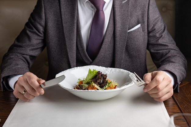 una deliziosa insalata in un ristorante