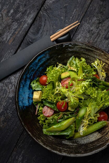 una deliziosa insalata in un ristorante