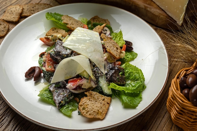 una deliziosa insalata in un ristorante