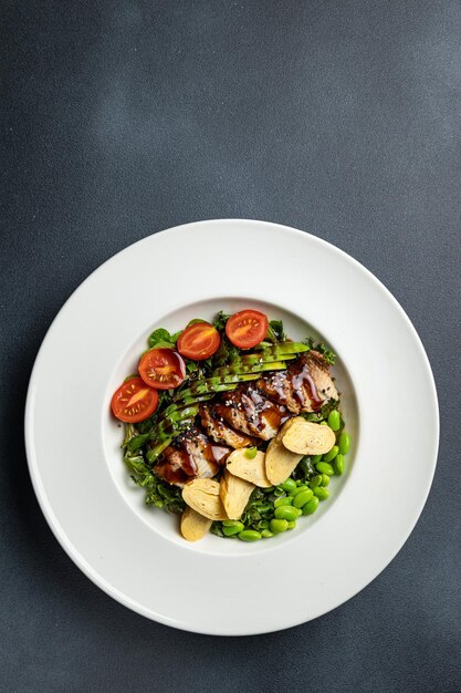 una deliziosa insalata in un ristorante