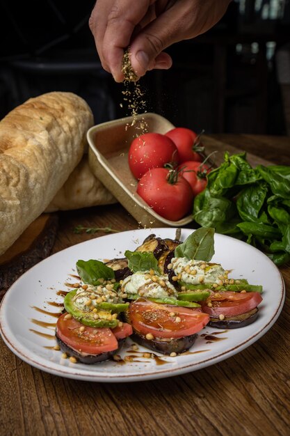 una deliziosa insalata preparata nel ristorante dallo chef