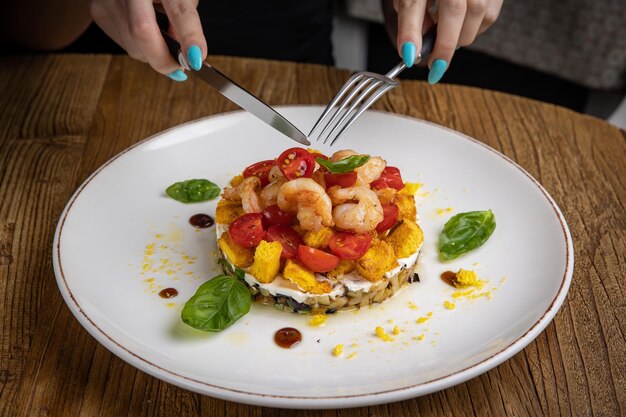 una deliziosa insalata preparata nel ristorante dallo chef