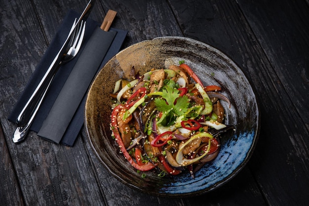 una deliziosa insalata preparata nel ristorante dallo chef