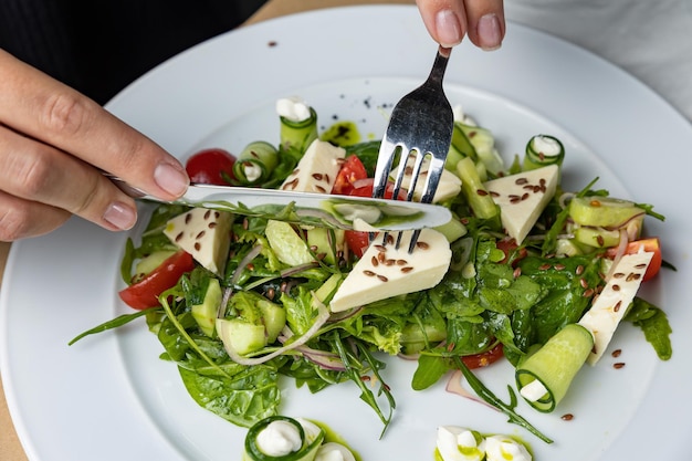 una deliziosa insalata preparata nel ristorante dallo chef