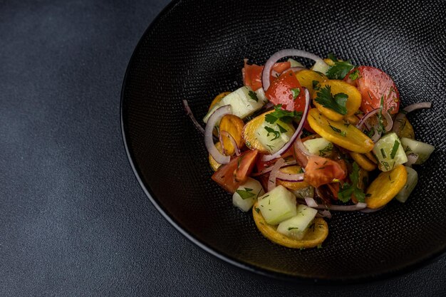 una deliziosa insalata su un piatto preparato in un ristorante.