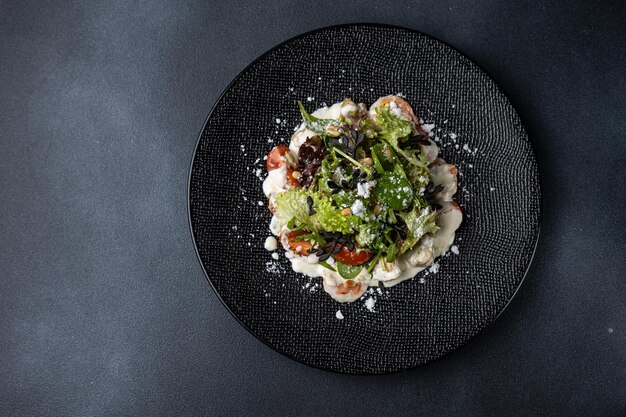 una deliziosa insalata su un piatto preparato in un ristorante.