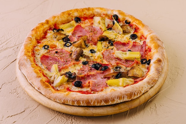 Una deliziosa pizza suprema su uno sfondo beige.