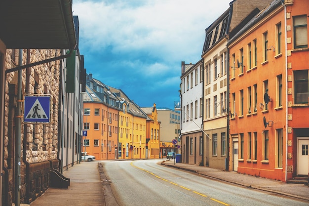 Una delle strade della città di Alesund, Norvegia, Europa