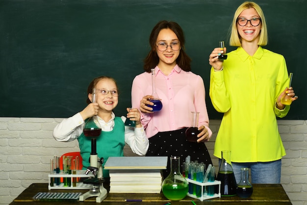 Una dimostrazione di chimica Concetto di scuola Lezione di chimica Istruzione Ritorno a scuola e tempo felice Il bambino sta imparando in classe sullo sfondo della lavagna