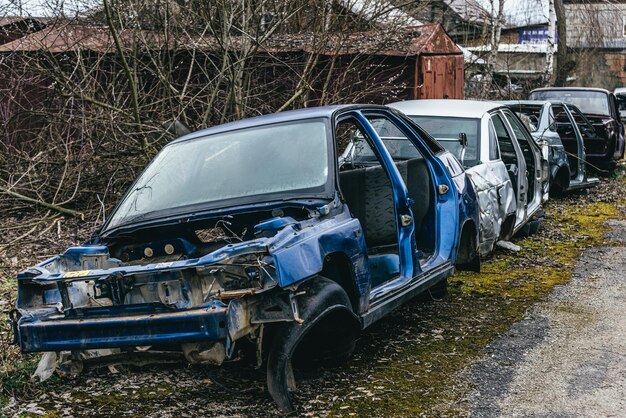 Una discarica di auto rotte, arrugginite, parti e pneumatici