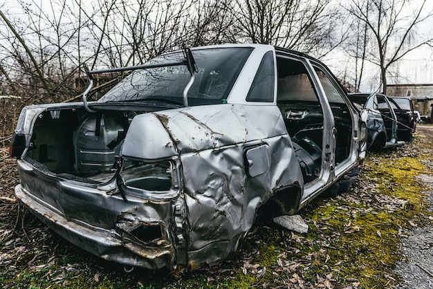 Una discarica di auto rotte, arrugginite, parti e pneumatici