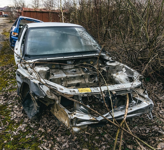 Una discarica di auto rotte, arrugginite, parti e pneumatici