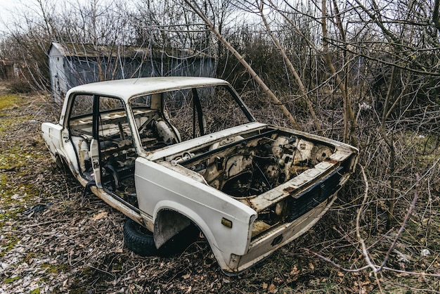 Una discarica di auto rotte, arrugginite, parti e pneumatici