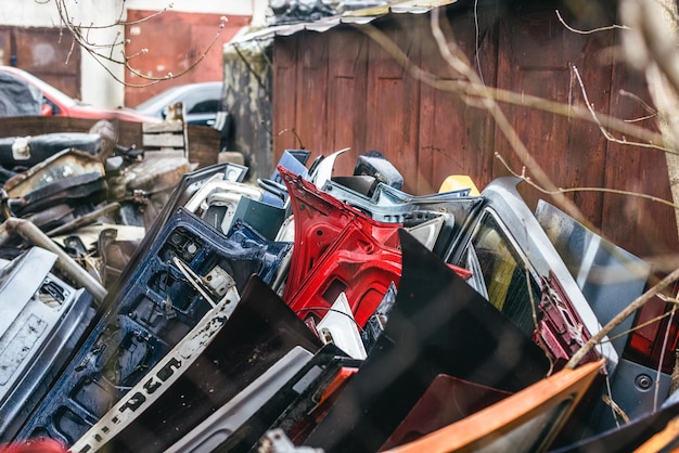 Una discarica di auto rotte, arrugginite, parti e pneumatici