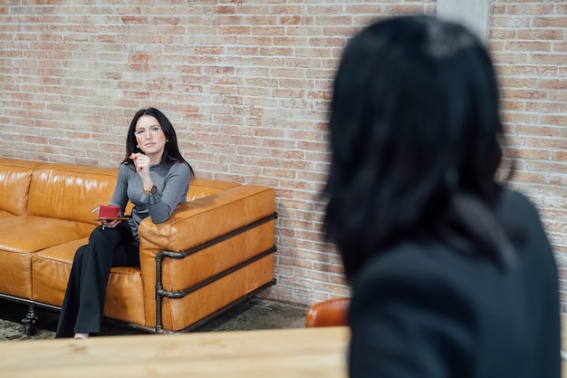 Una discussione dell&#39;interno di due giovani donne