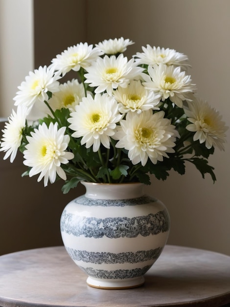 Una disposizione circolare di crisantemi bianchi in un vaso d'epoca