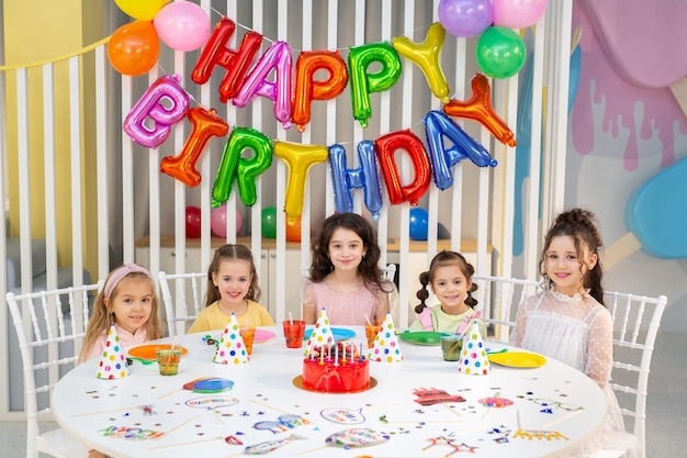 Una divertente festa di compleanno per bambini in una sala addobbata