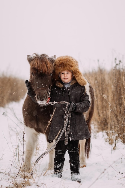 Una divertente storia invernale di una ragazza e un pony 3089