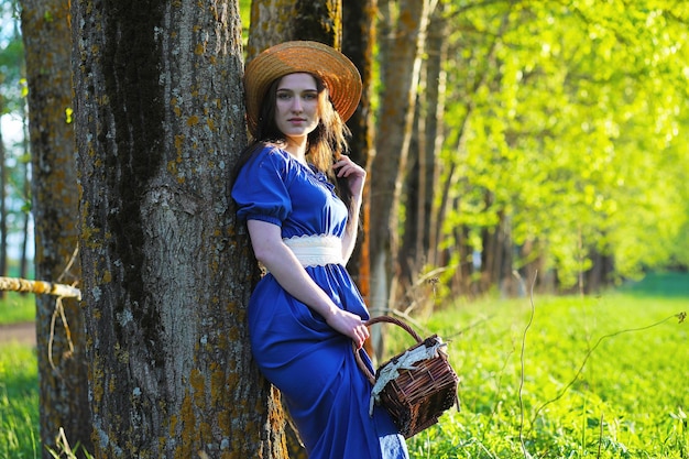 Una dolce ragazza in campagna a fare una passeggiata nella serata di sole