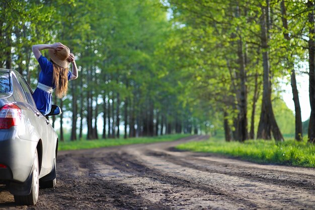 Una dolce ragazza in campagna in una passeggiata nella serata di sole