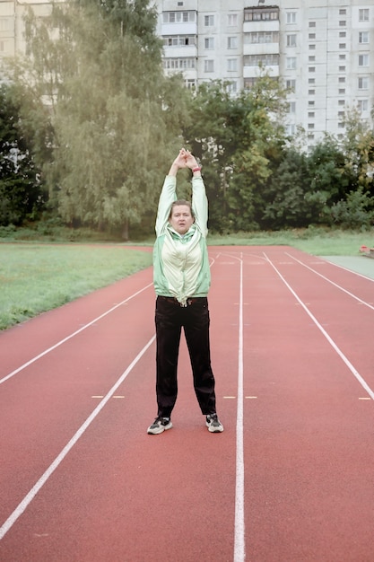 Una donna adulta fa un allungamento prima di correre