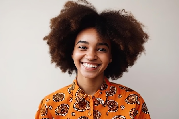 Una donna africana con l'acconciatura afro sorridente isolata