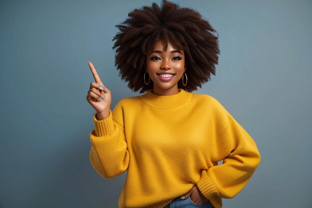 Una donna afro allegra.