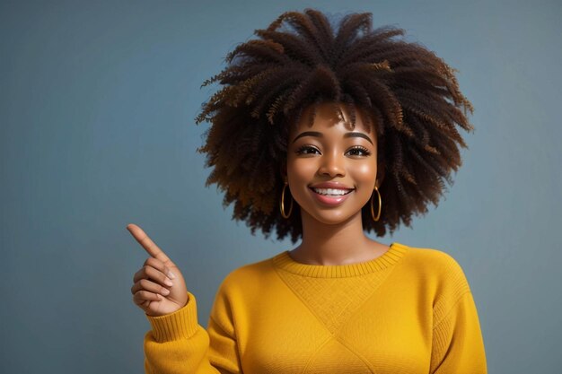 Una donna afro allegra.