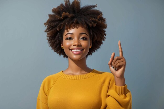 Una donna afro allegra.