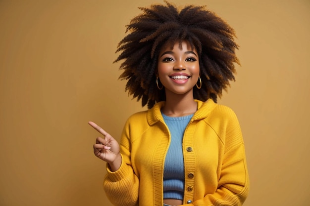 Una donna afro allegra.