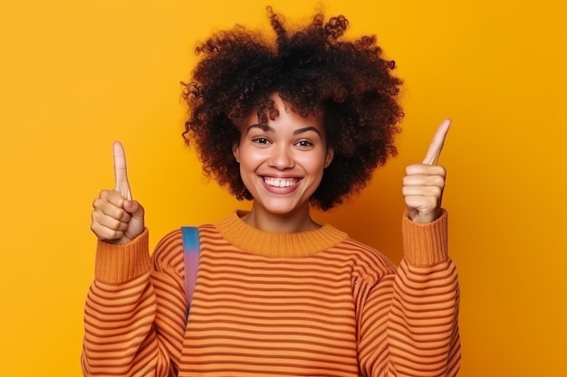 Una donna afro e sorridente