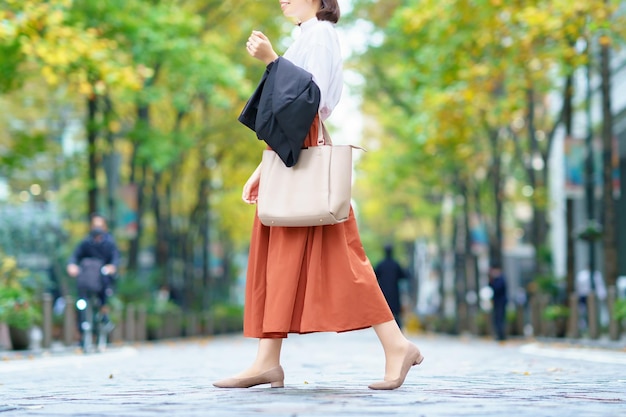 Una donna anonima che esce per il pendolarismo o per lo shopping