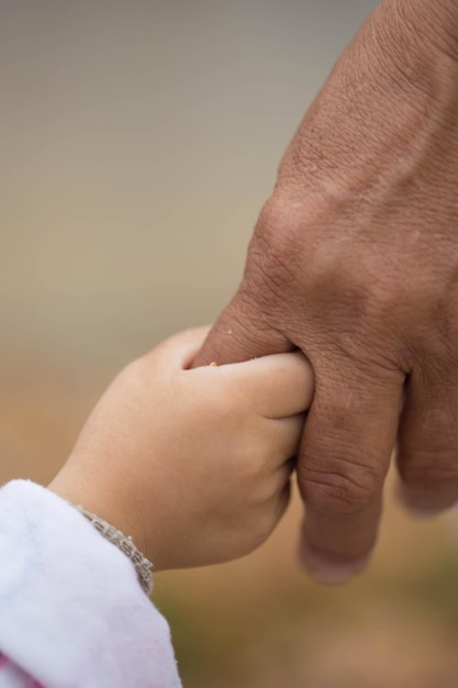 Una donna anziana e un bambino che si tengono per mano insieme