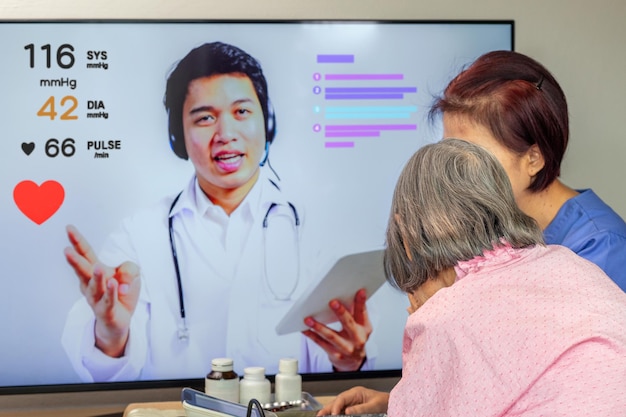 Una donna anziana incontra un medico online con un consulente sulla salute.