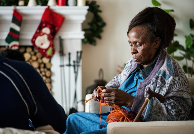 Una donna anziana nera in vacanza Chrismas