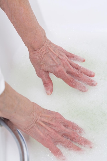 Una donna anziana tra i 70 e gli 80 anni vuole fare il bagno