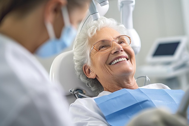 Una donna anziana va felicemente dal dentista per un controllo dentale in clinica