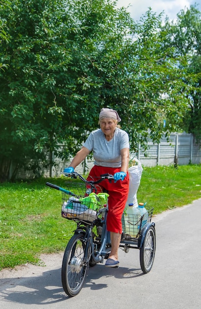 Una donna anziana va in bicicletta Messa a fuoco della selezione