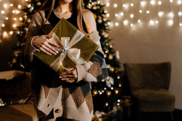 Una donna apre un primo piano delle mani del regalo di Natale