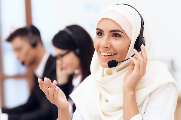 Una donna araba lavora in un call center.