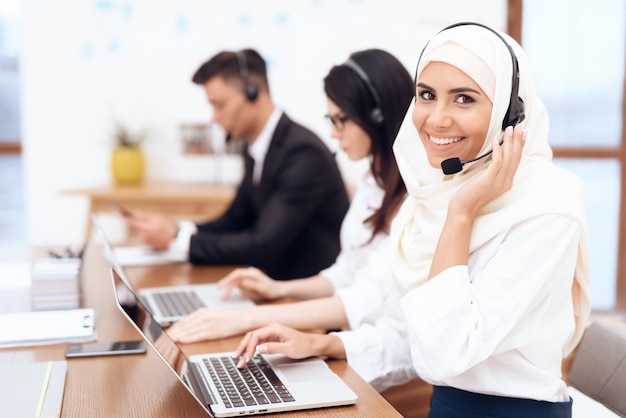 Una donna araba lavora in un call center.