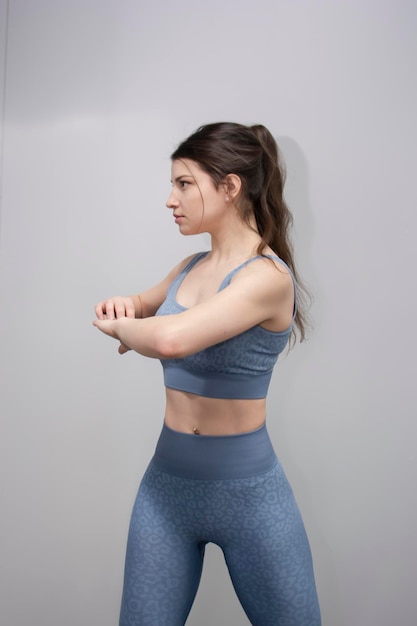 Una donna atletica forte e in forma in top sportivo e pantaloncini sta facendo esercizi di push up in stile loft