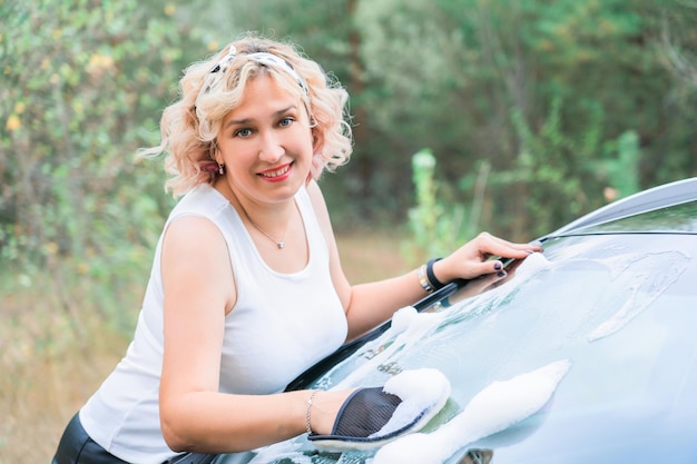 Una donna bionda di mezza età può fare il parabrezza di un'auto