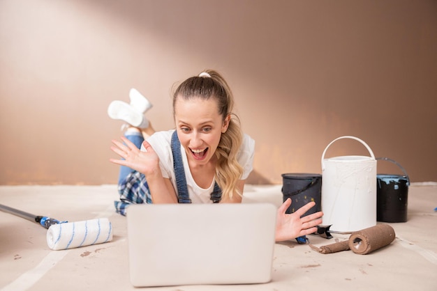 Una donna bionda è felicissima di aver finalmente ottenuto un prestito per iniziare i lavori di ristrutturazione nella sua nuova casa