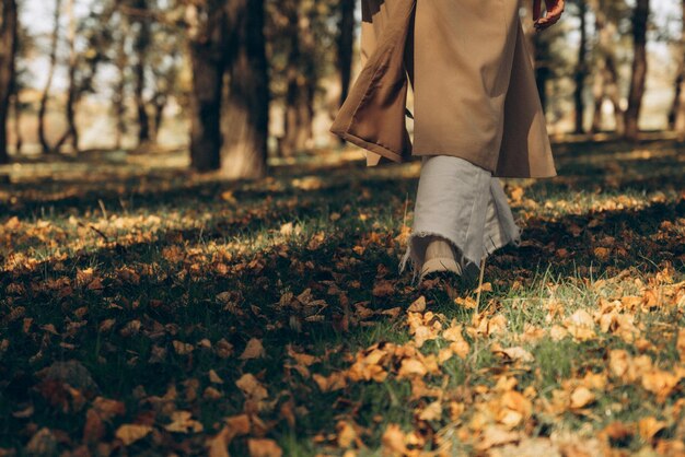 Una donna cammina nel bosco in autunno