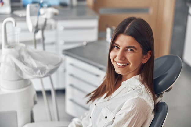 Una donna caucasica felice all'ufficio del dentista.