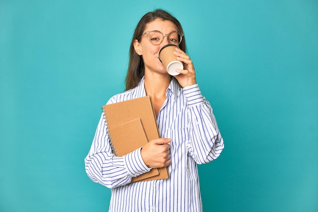 Una donna che beve caffè e indossa occhiali sta bevendo caffè.