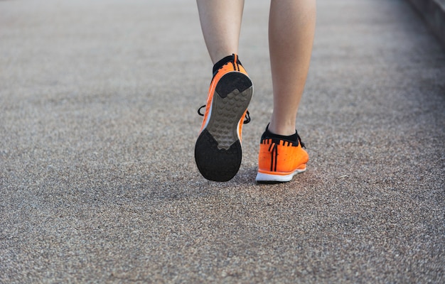 Una donna che corre al mattino per fare jogging