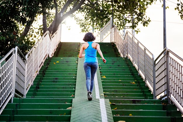 Una donna che corre per la città