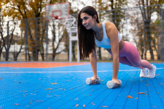 Una donna che fa sport all'aperto